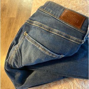 W25 L28 distressed Hollister jeans